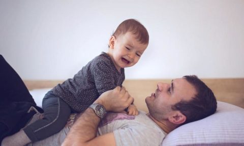 گریه نوزاد با دیدن پدر